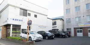 ① 1条通りに面した、はらだ内科内視鏡健診クリニック横の駐車場