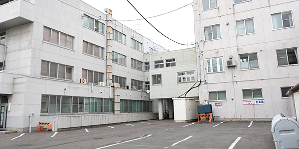 ③ 1条宮下仲通りに面した、はらだ内科内視鏡健診クリニック裏の駐車場