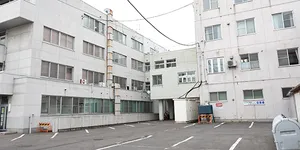 ③ 1条宮下仲通りに面した、はらだ内科内視鏡健診クリニック裏の駐車場