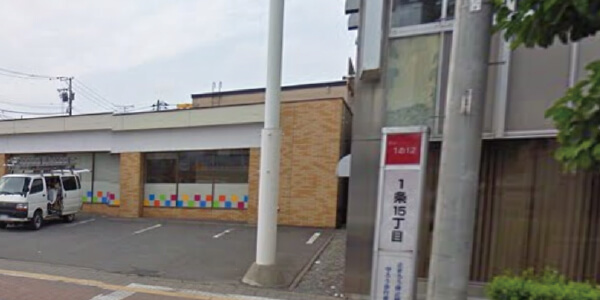 ① 旭川駅方面へのバス停